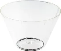透明なプラスチック製のボウルが写っています。底に向かって細くなる円錐台の形状で、縁は丸く、全体的に光沢があります。中身は空で、シンプルな背景に置かれています。