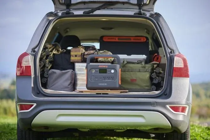 車のトランクに積まれたJackeryポータブル電源
