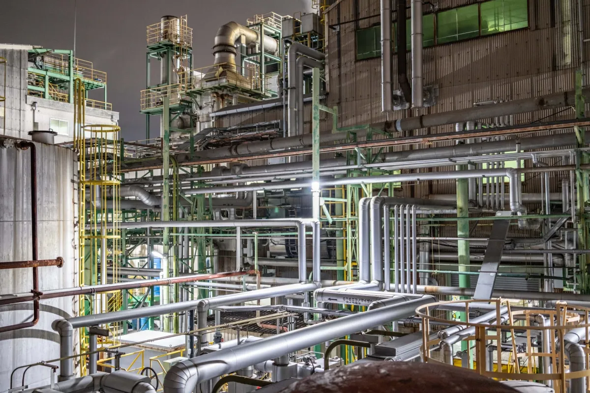 夜間の工場プラント