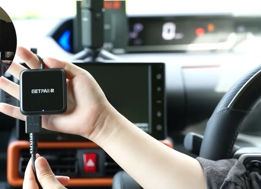 車内で電子デバイスを操作する手