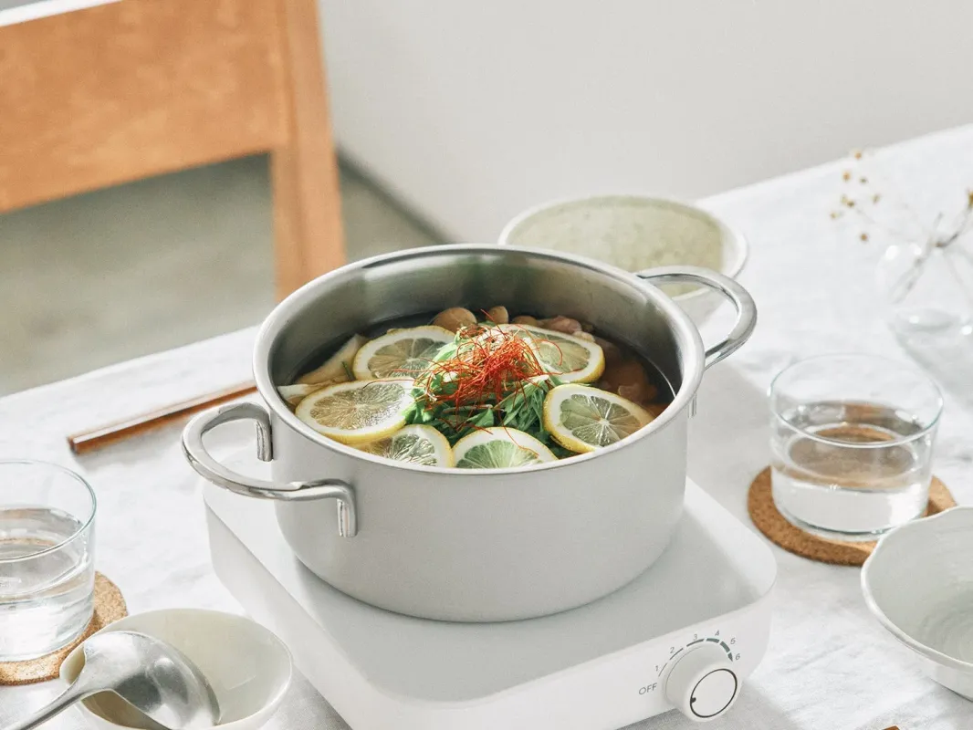 キャセロールが食卓にある様子