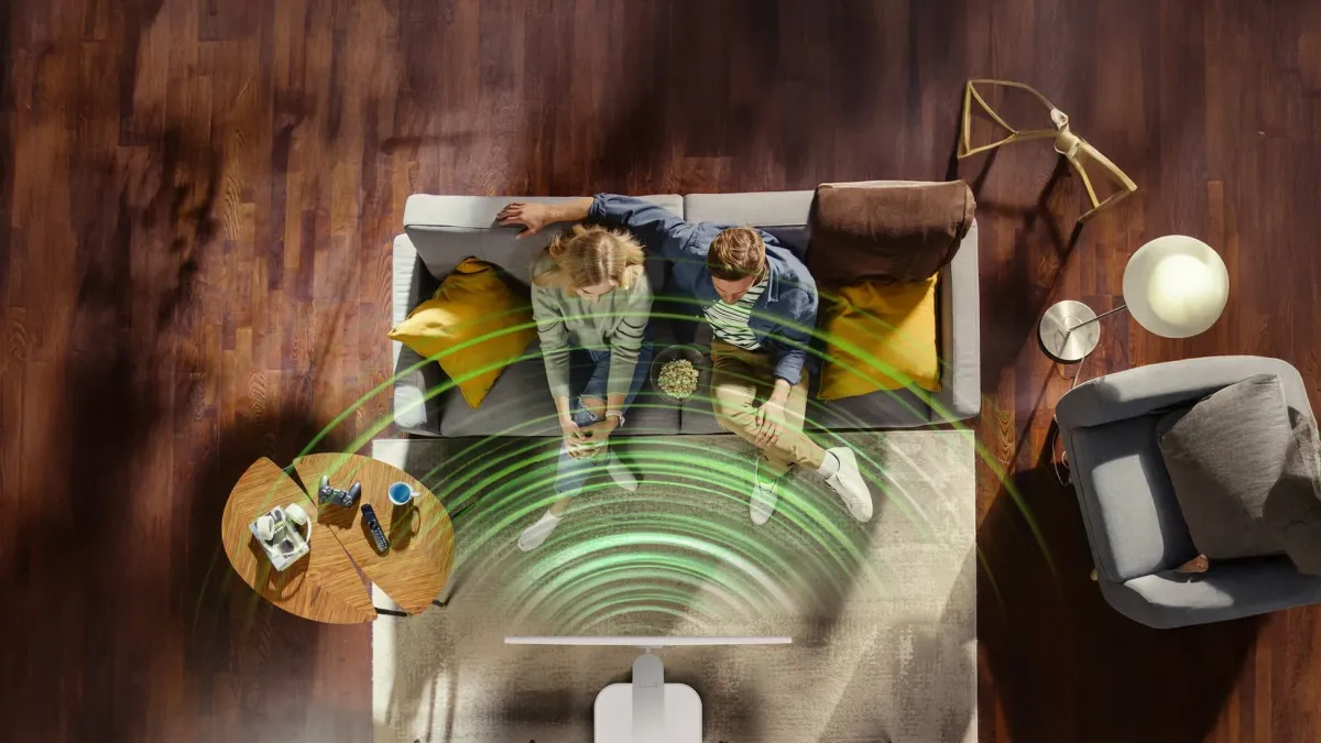 リビングで映画を楽しむカップル