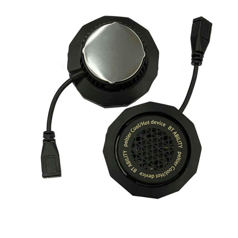 ペルティエ素子を使用した冷却・加熱デバイスが2つ写っています。黒い八角形の本体には「peltier Cool/Hot device」と「BT ABILITY」の文字があり、それぞれケーブルとUSBコネクタが付いています。