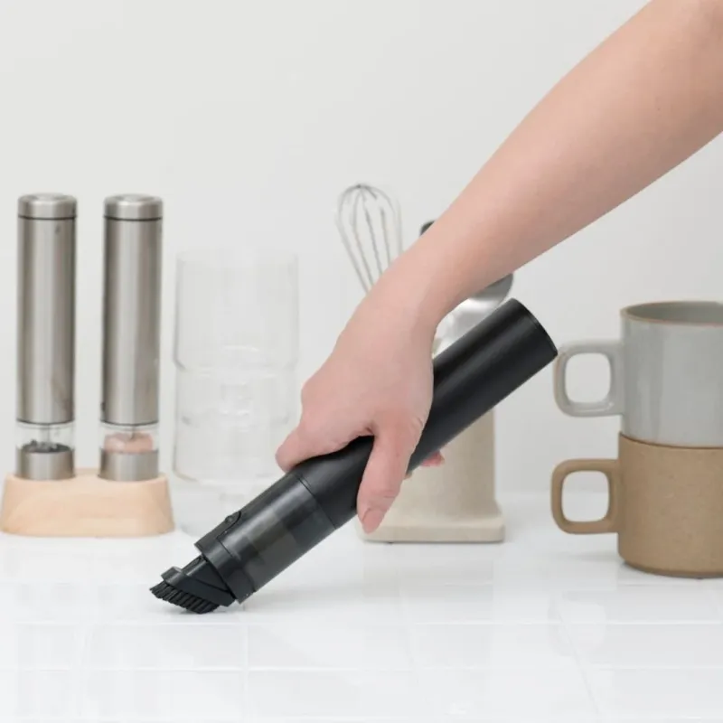 キッチンカウンターを掃除するSMOOK（ブラック）