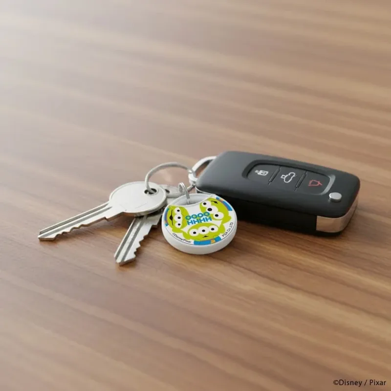 リトルグリーンメンがデザインされたキーホルダーが付いた鍵束