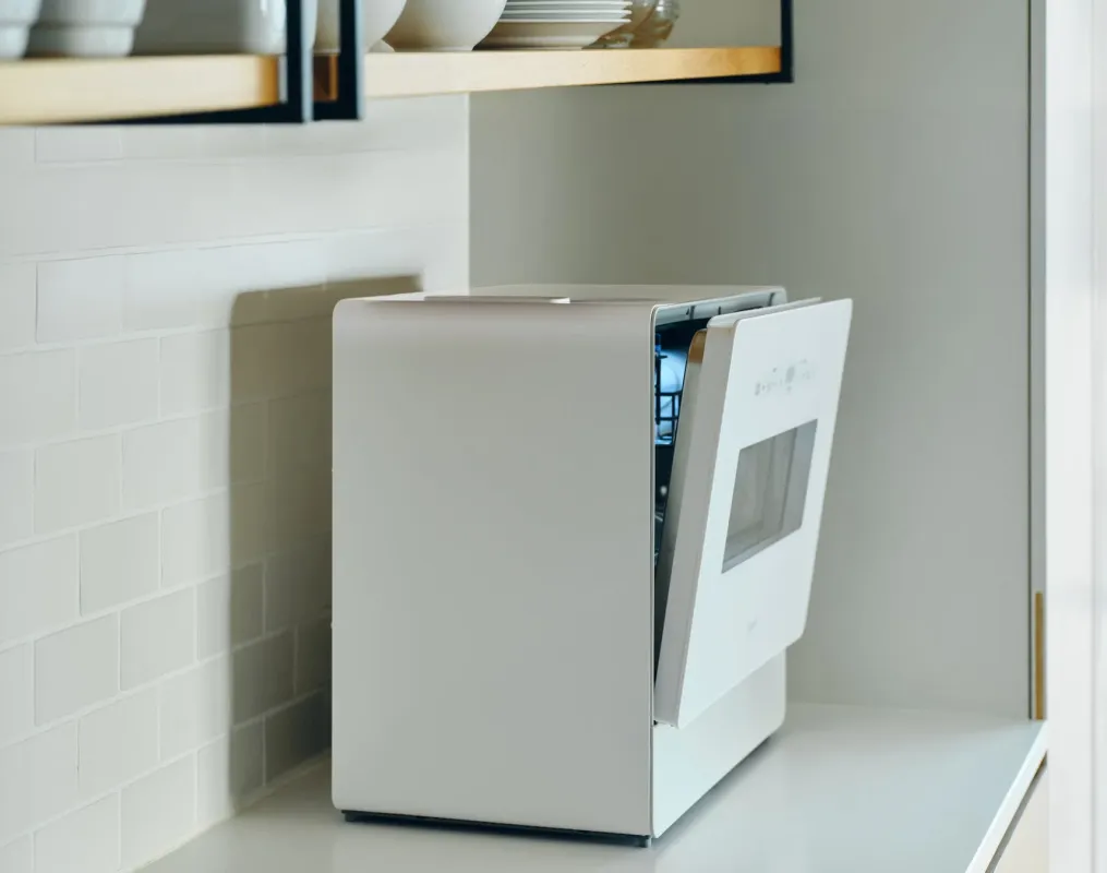 ドアが少し開いた食洗機