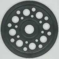 多数の円形の穴が同心円状に配置された、黒い円盤状の部品を写した画像です。穴の大きさは様々で、規則的なパターンを形成しています。