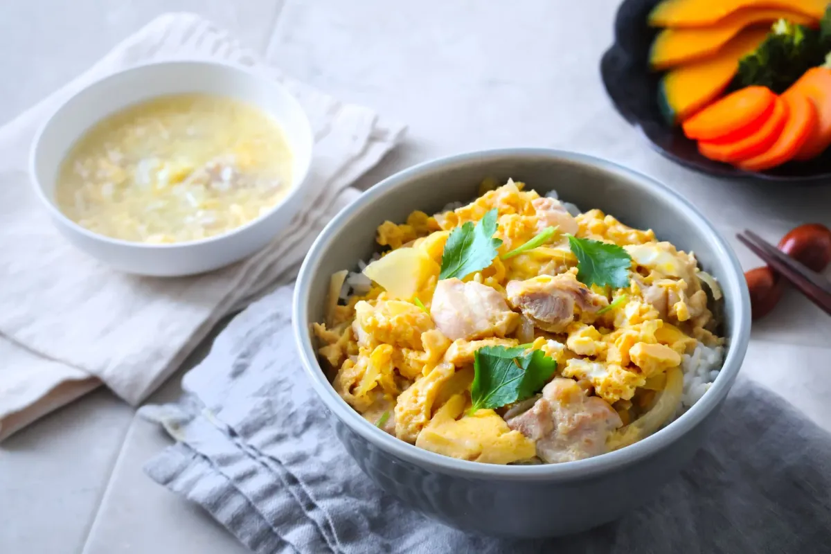 親子丼をメインにした和食の食卓風景