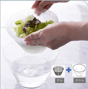 女性がザルに入れたレタスをボウルに入った水で洗っている様子です。画像の下部にはザルとボウルのイラストがそれぞれ「ザル」「ボウル」と表示されています。