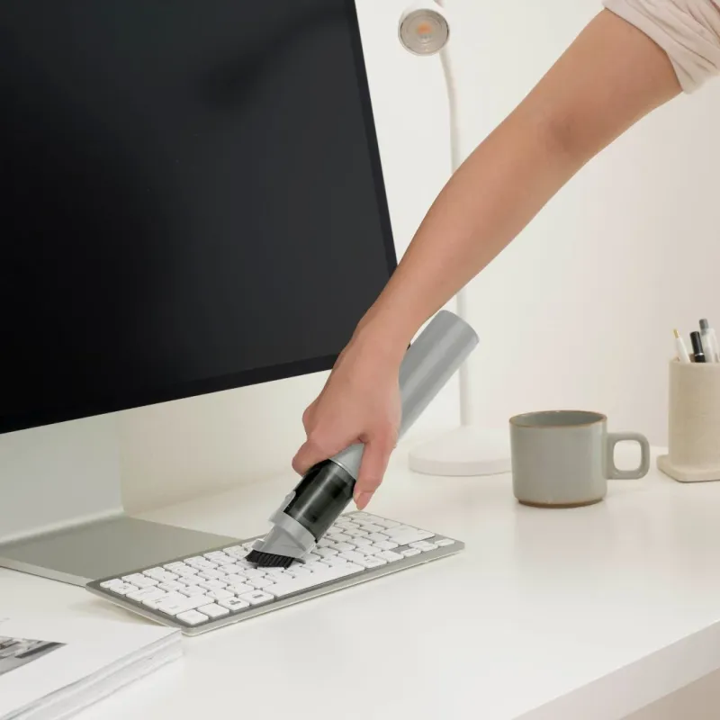 キーボードを掃除するSMOOK（アッシュグレー）