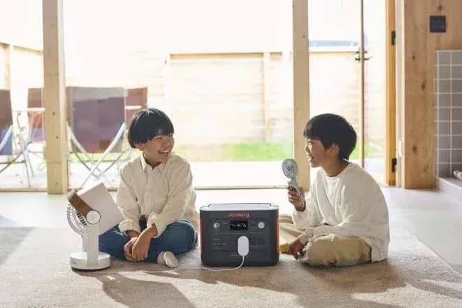 室内でJackeryポータブル電源を使用する子供たち