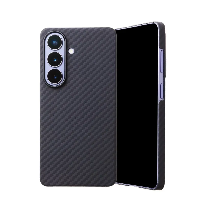 黒いカーボンファイバー柄のスマホケースを装着したスマートフォンが写っています。背面には縦に並んだトリプルカメラがあり、画面は黒く表示されています。白い背景に製品が際立つように配置されています。