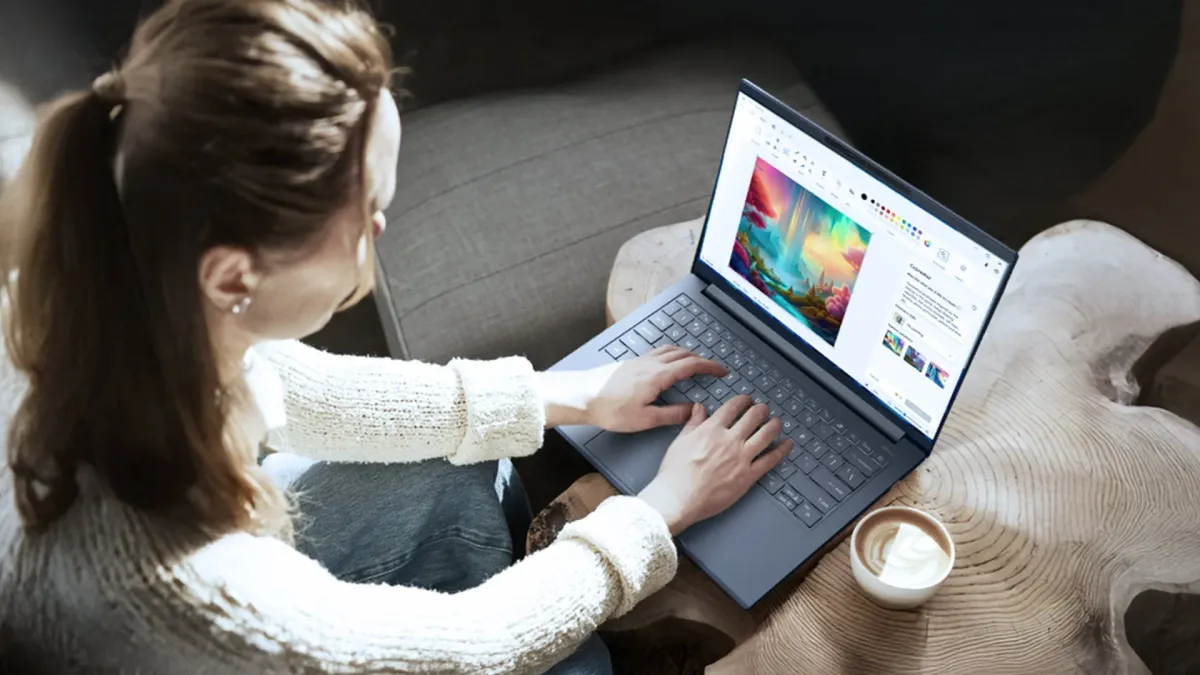 女性がノートパソコンでデジタルアートを制作