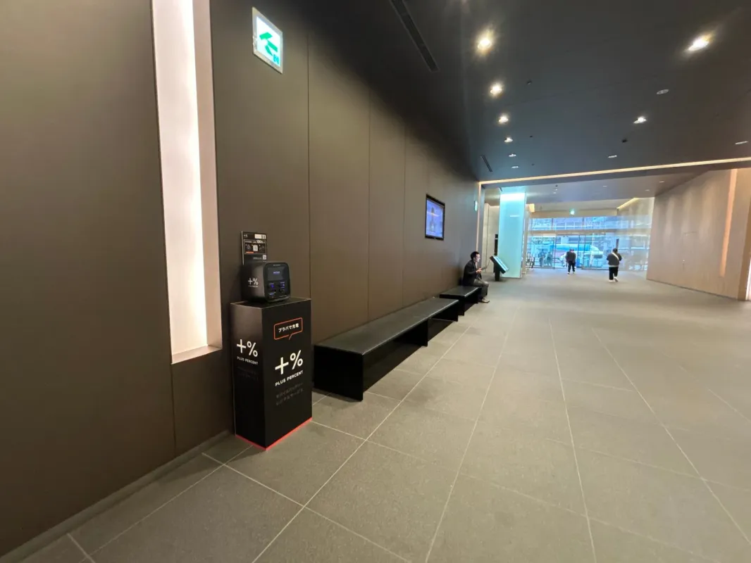 JRJP博多ビルロビーに設置されたモバイルバッテリーレンタルサービス