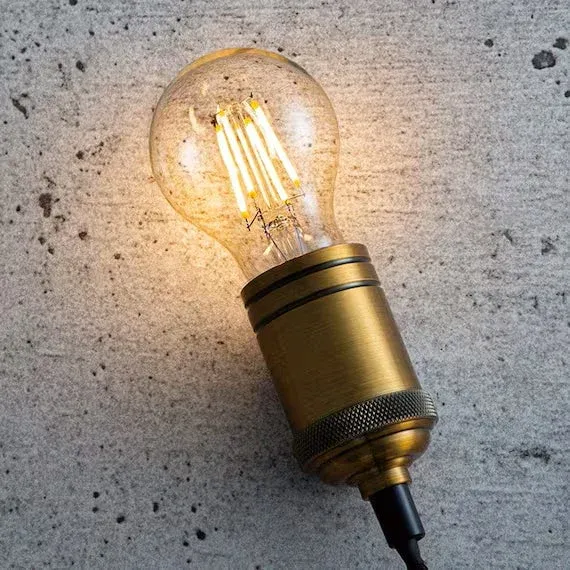 点灯したLEDフィラメント電球