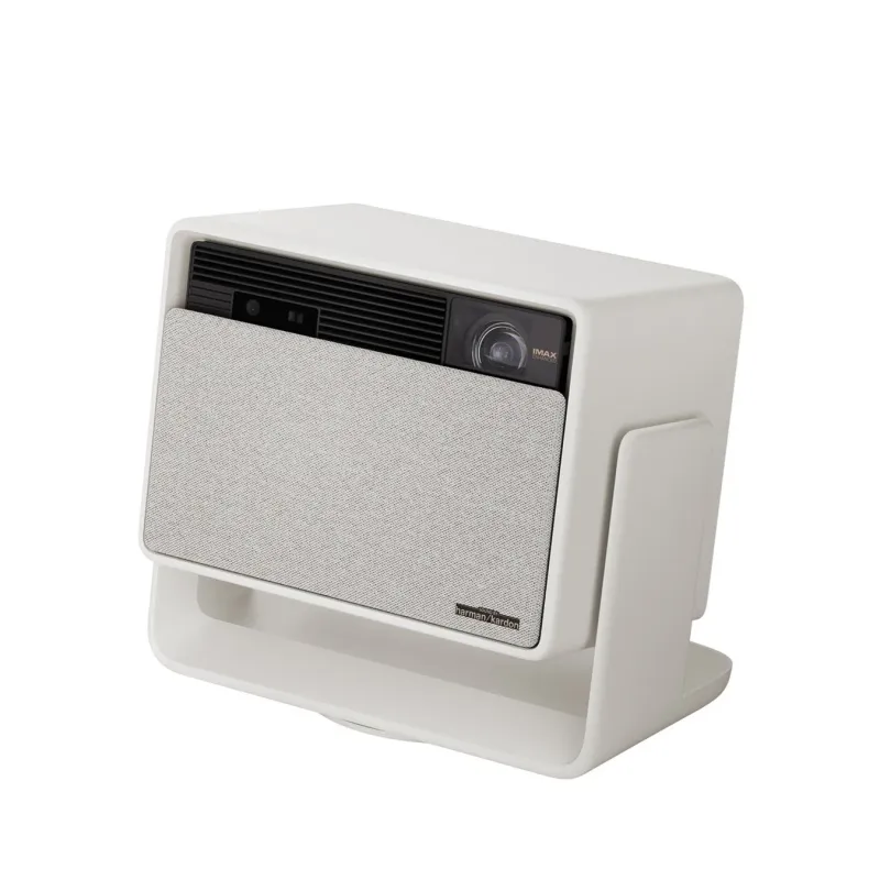 白い筐体とライトグレーのファブリック製スピーカーグリルが特徴的なプロジェクターです。harman/kardonのオーディオとIMAX Enhancedに対応しており、スタイリッシュなデザインでホームシアター体験を提供します。