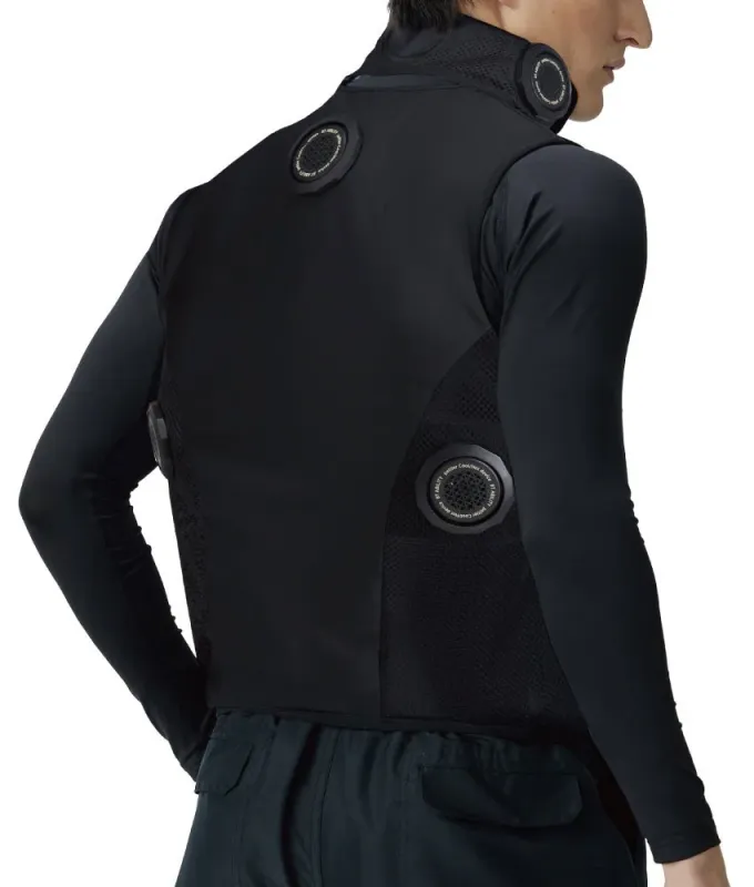 黒いウェアラブルベストを着用した男性の背中側を写した画像。ベストには体温調整機能を持つペルチェ素子を利用した冷却・温熱デバイスが複数搭載されており、メッシュ素材も使われている。未来的なデザインのスマートウェア。