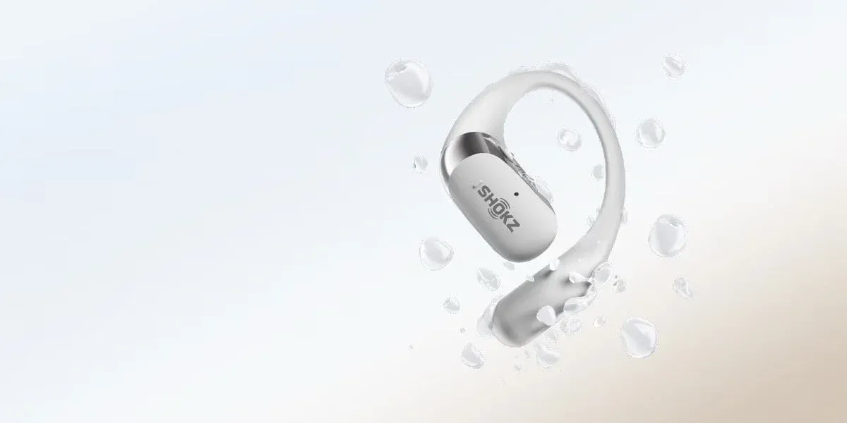 水しぶきを浴びるヘッドホン