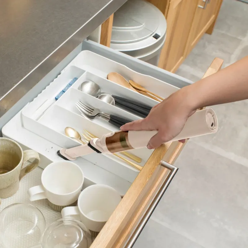 引き出しを掃除するSMOOM