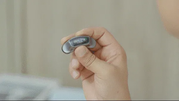 手,デバイス,ガジェット,小型機器,テクノロジー,センサー,ヘルスケア,医療,モニタリング