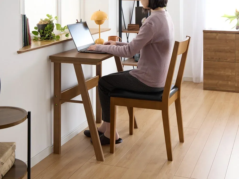 デスクで作業する女性