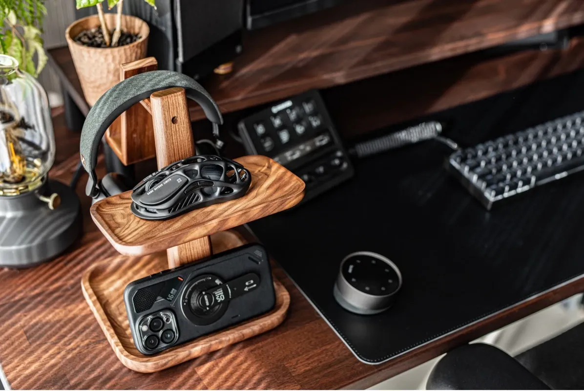 デスクセットアップ、モニタースタンドが写っている