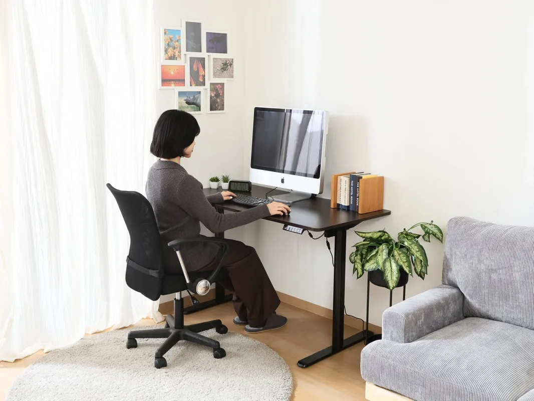 リビングにも馴染むデスク