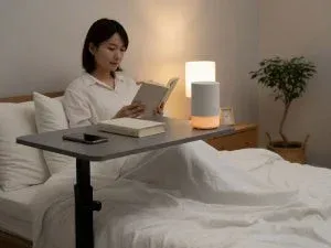 ベッドで本を読む女性とサイドテーブル