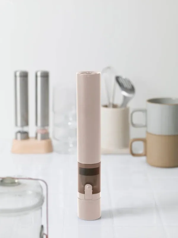 キッチンに置かれたSMOOK（ピンクベージュ）