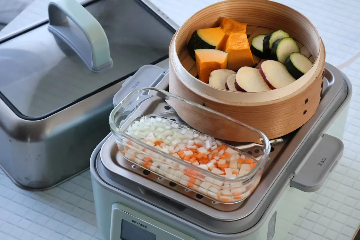 蒸し器で野菜を蒸す準備をしている様子