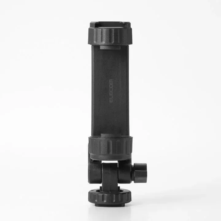 ELECOMのロゴが入った黒いスマートフォンホルダーが縦に置かれている