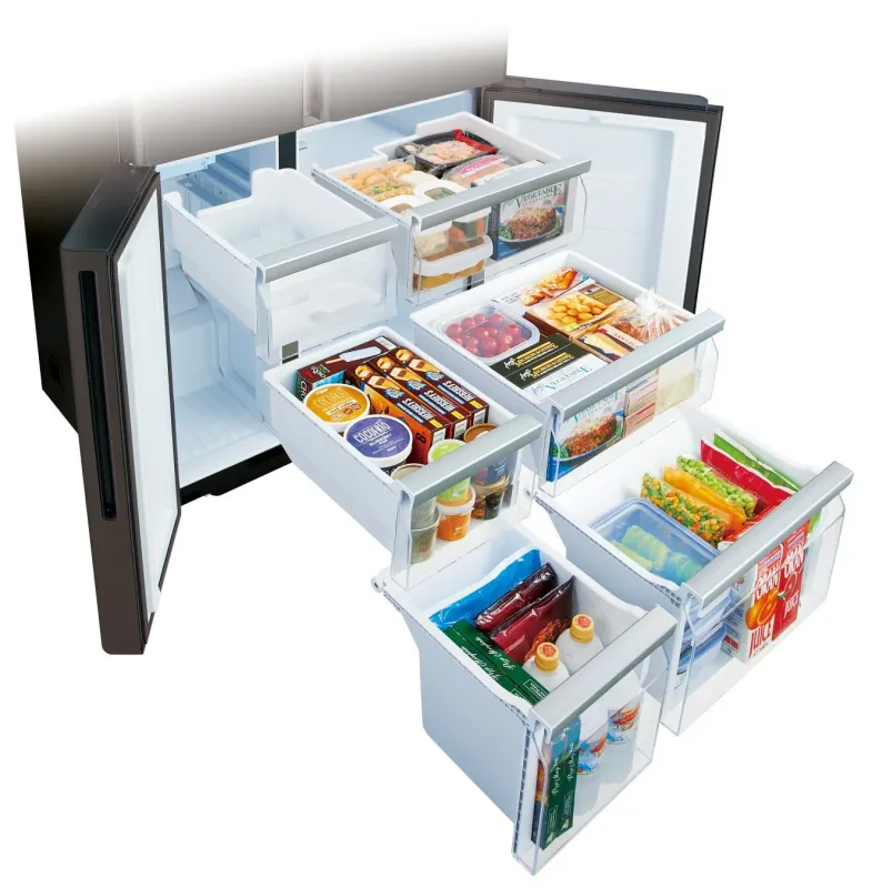 観音開きの冷蔵庫の冷凍室が完全に引き出され、様々な冷凍食品や食材が白い引き出しや透明なケースにきちんと整理されて収納されている様子
