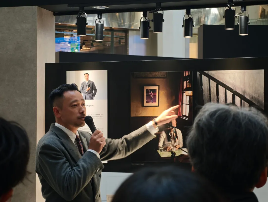 写真家によるギャラリートークの様子