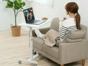 ソファでリラックスしながらノートパソコンを使用する女性