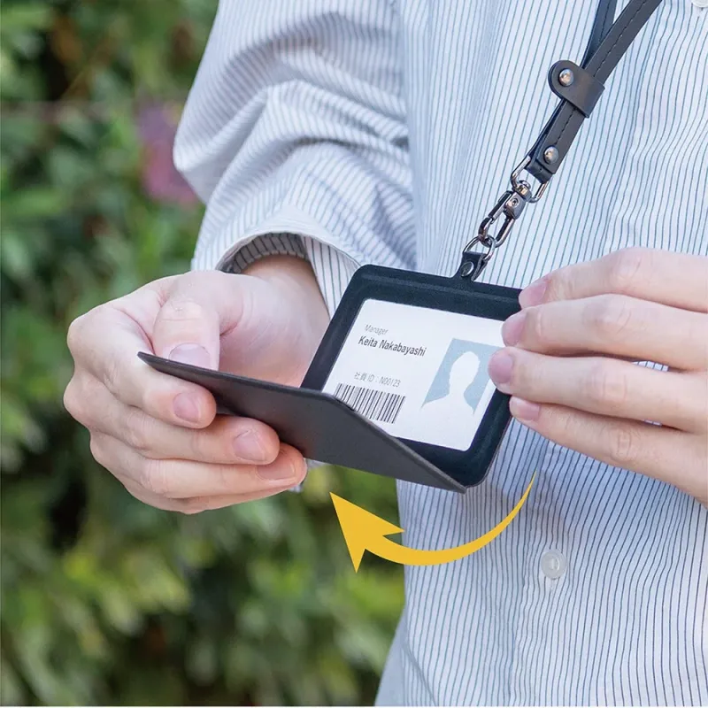 社員証を開く手元