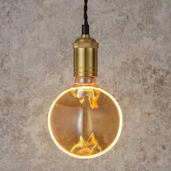 温かい琥珀色の光を放つ大きな球状の電球