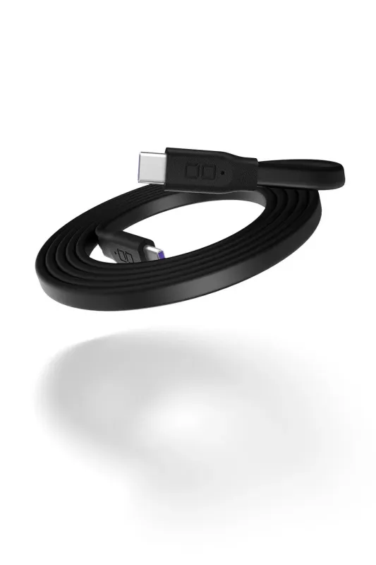 白い背景に黒いフラットなUSB-Cケーブルが巻かれた状態で置かれています。