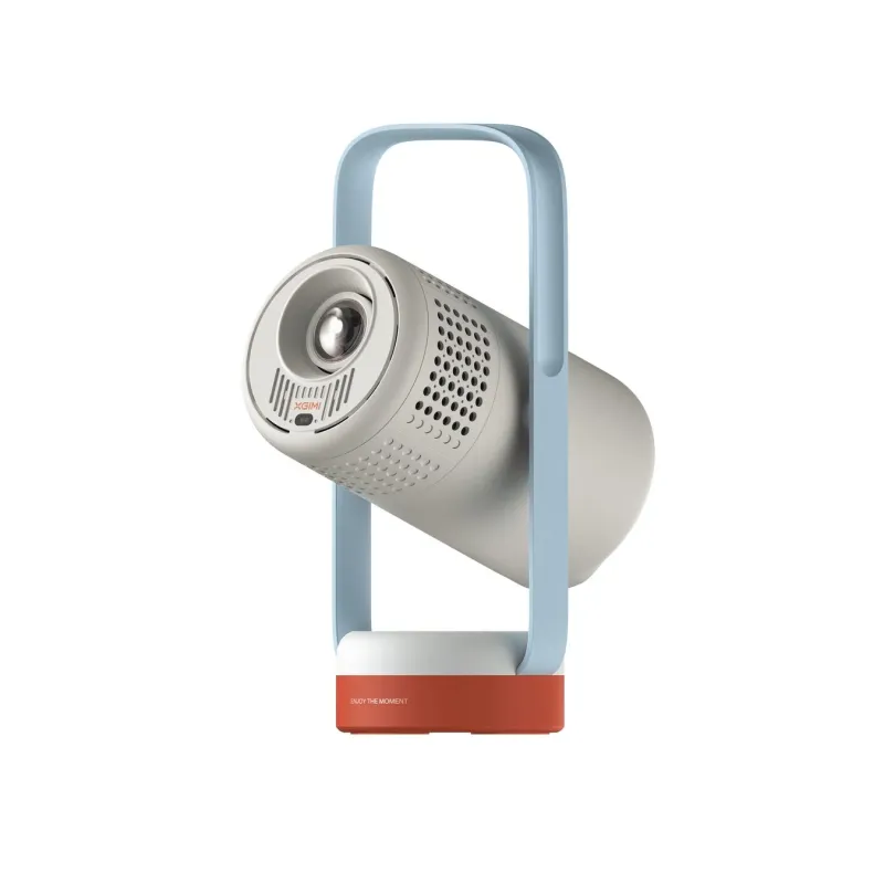 白い背景に、ベージュの本体と水色のハンドル、オレンジ色の台座が特徴的なXGIMI製ポータブルプロジェクター。モダンで持ち運びやすいデザインです。