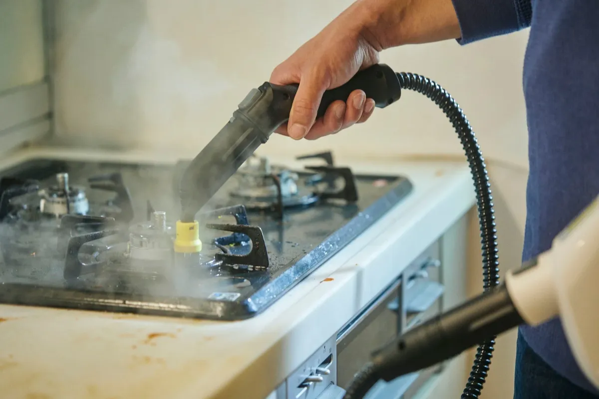 ガスコンロをスチームクリーナーで掃除する様子