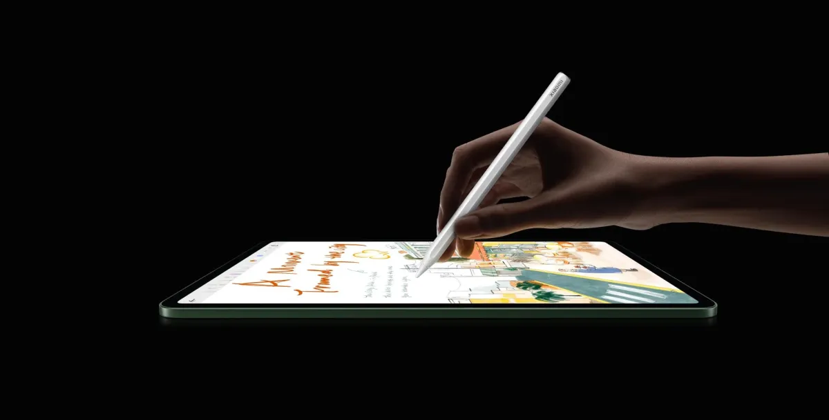 タブレットにペンで描く手