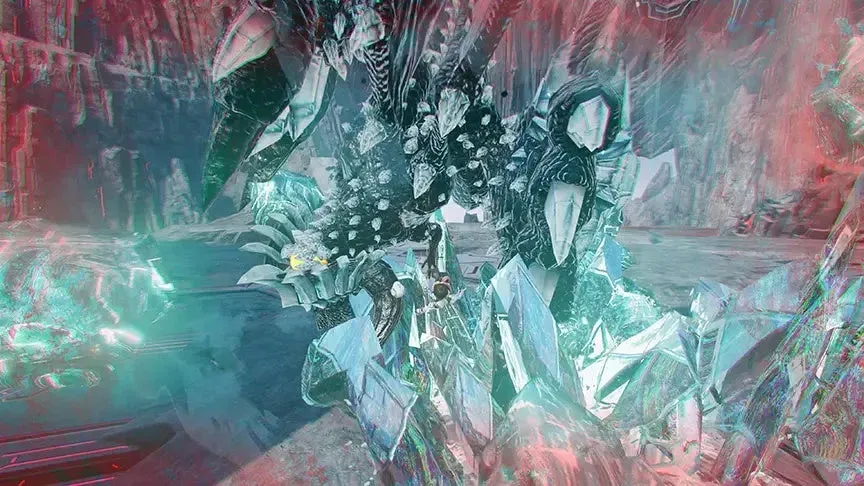 巨大なクリスタル状の生物と対峙するフードの人物