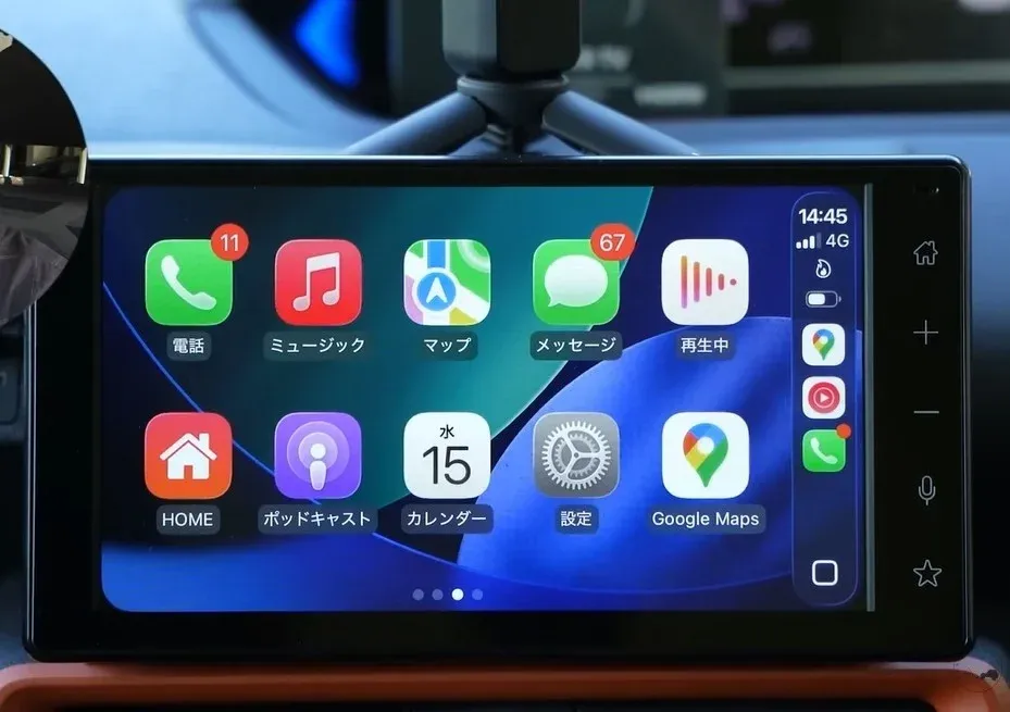 車載ディスプレイに表示されたCarPlayインターフェース