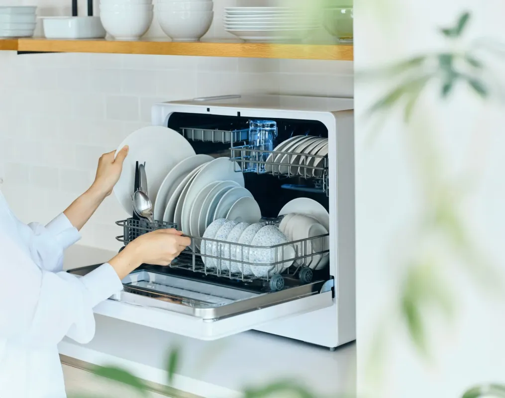 女性が食器をセットしている様子