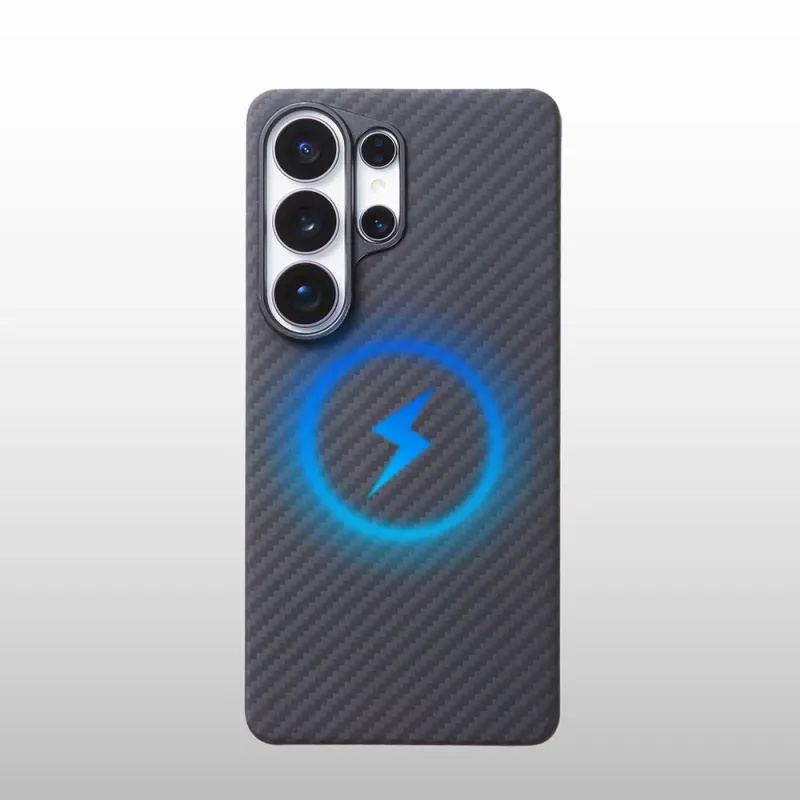 カーボン調の黒いスマートフォンケースの背面が写っています。トリプルカメラとフラッシュ部分があり、中央にはワイヤレス充電を示す青く光る稲妻マークがデザインされています。機能性とデザイン性を兼ね備えたスマホアクセサリーです。