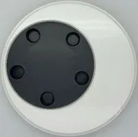 白い円盤状の背景に、やや偏心した黒い円が配置されたオブジェクト。黒い円の中には五つの小さな丸い点が均等に並んでおり、シンプルでモダンな抽象的デザインが特徴です。