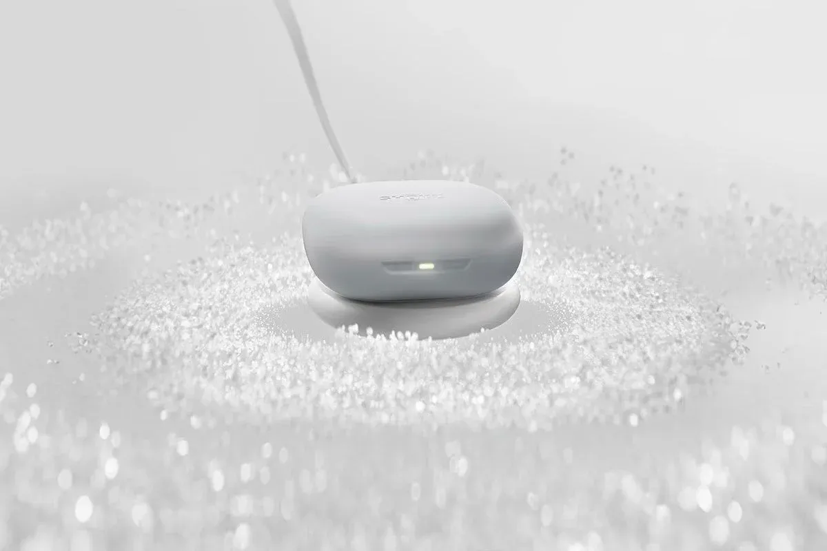 充電ケースとケーブル