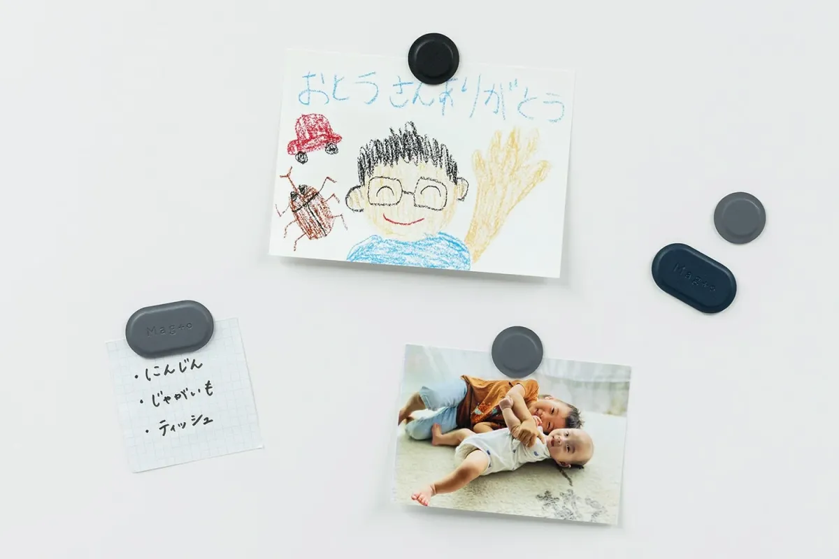 冷蔵庫にマグネットで留められたメモや写真