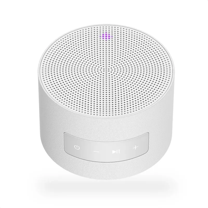 白い背景に置かれた、円筒形のコンパクトなポータブルスピーカーです。