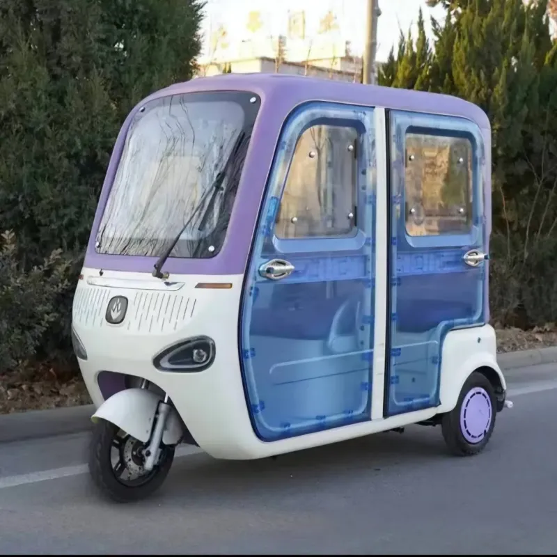 白と紫を基調とし、透明な青いドアが特徴の電動三輪車