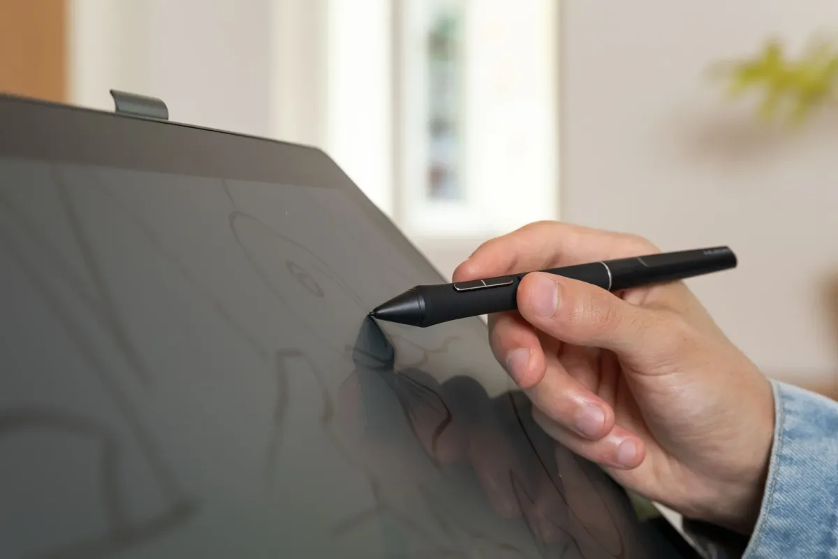 スタイラスペンでデジタルタブレットに描画している手